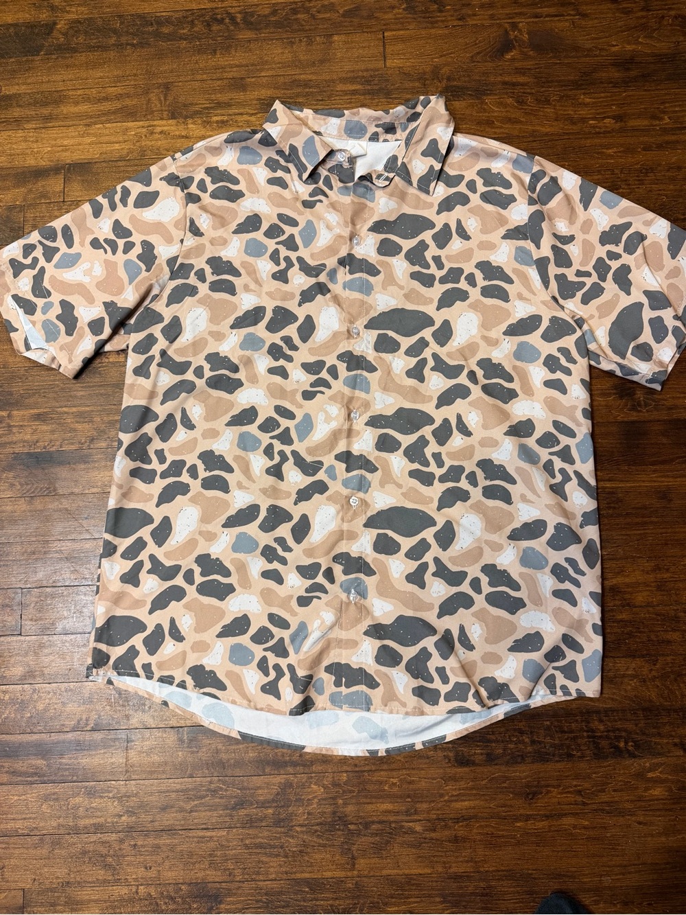 Neutral Abstract Camo Button Up Shirt Size L Lightweight Vacation Style NWOT